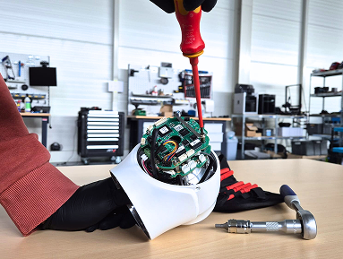 Oś robota w trakcie pracy serwisowej